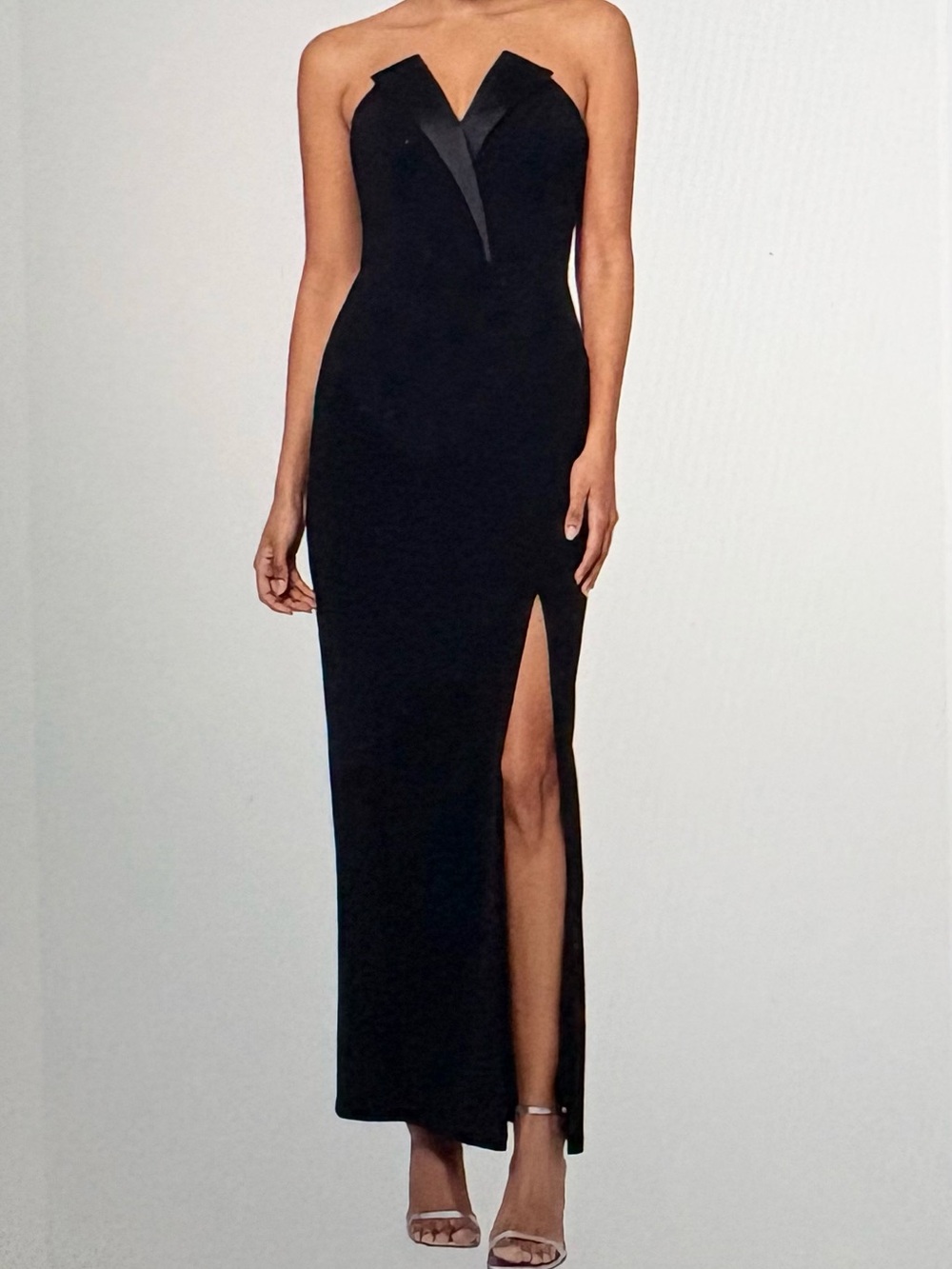 Betsy & Adam Strapless Gown🖤